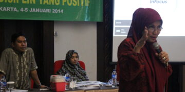 Pengurus Pendidikan Umum dan Pelatihan DPP LDII Dra Nana Maznah MPsi menyampaikan materi dalam Training of The Trainer Membangun Karakter Keluarga Menuju Disiplin Positif di Kantor DPP LDII Senayan Jakarta SabtuMinggu 4512014 Foto LINES