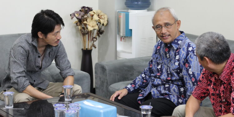 Ketua DPW LDII Jawa Timur H Chriswanto Santoso menerima kunjungan Presiden Direktur PT OSSI Satoshi Miyajima di Surabaya Jumat 31012014 Pertemuan tersebut membahas rencana pembangunan masjid dan fasilitas halal di Osaka Jepang guna mendukung kebutuhan masyarakat Muslim dan mempererat kerja sama IndonesiaJepang Foto Dok LINES