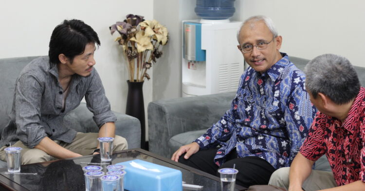 Ketua DPW LDII Jawa Timur H Chriswanto Santoso menerima kunjungan Presiden Direktur PT OSSI Satoshi Miyajima di Surabaya Jumat 31012014 Pertemuan tersebut membahas rencana pembangunan masjid dan fasilitas halal di Osaka Jepang guna mendukung kebutuhan masyarakat Muslim dan mempererat kerja sama IndonesiaJepang Foto Dok LINES
