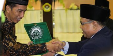 Calon presiden Joko Widodo kiri menerima cendera mata dari Ketum DPP LDII KH Abdullah Syam seusai menghadiri Rapimnas LDII 2014 di Balai Kartini Jakarta Selasa 135 Foto LINES