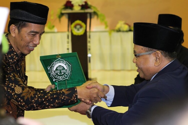 Calon presiden Joko Widodo kiri menerima cendera mata dari Ketum DPP LDII KH Abdullah Syam seusai menghadiri Rapimnas LDII 2014 di Balai Kartini Jakarta Selasa 135 Foto LINES