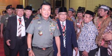 Panglima TNI Jenderal Moeldoko tengah menghadiri Rapimnas LDII 2014 di Jakarta Selasa 135 Dalam pembekalannya ia menegaskan peran strategis ulama dalam Sistem Pertahanan Semesta Sishanta untuk memperkuat karakter bangsa dan menjaga keutuhan NKRI Foto LINES