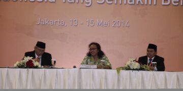 Asisten Deputi Adaptasi Perubahan Iklim Kementerian Lingkungan Hidup Sri Tantri Arundhati MSc tengah menyampaikan paparan mengenai dampak perubahan iklim dan strategi mitigasi dalam Rapimnas LDII 2014 di Jakarta Rabu 145 Foto LINES Jatim