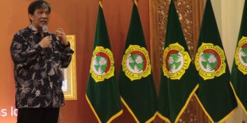 Ketua Himpunan Psikologi Indonesia HIMPSI Wilayah Jakarta Dr Johannes A A Rumesser MPsi menyampaikan materi tentang pembangunan tim efektif saat menjadi narasumber dalam Rapimnas LDII 2014 di Jakarta Foto LINES