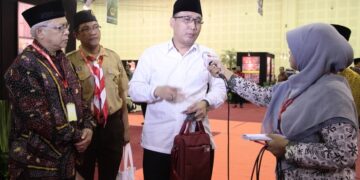 Dewan Syariah Nasional MUI Drs Mohamad Hidayat MBA MH memberikan keterangan kepada media usai menyampaikan materi pada Rapimnas LDII 2014 di Jakarta Selasa 1452014 Foto LINES