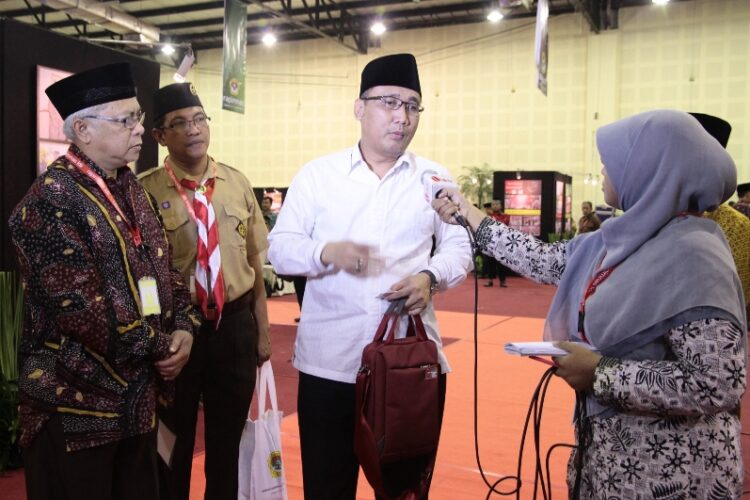 Dewan Syariah Nasional MUI Drs Mohamad Hidayat MBA MH memberikan keterangan kepada media usai menyampaikan materi pada Rapimnas LDII 2014 di Jakarta Selasa 1452014 Foto LINES