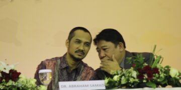 Ketua KPK Dr Abraham Samad kiri menjadi narasumber pada Rapimnas LDII 2014 di Balai Kartini Jakarta Kamis 1552014 Dalam pemaparannya ia menegaskan pentingnya pemberantasan korupsi demi memperkuat daya saing dan kemandirian bangsa Foto LINES Jatim