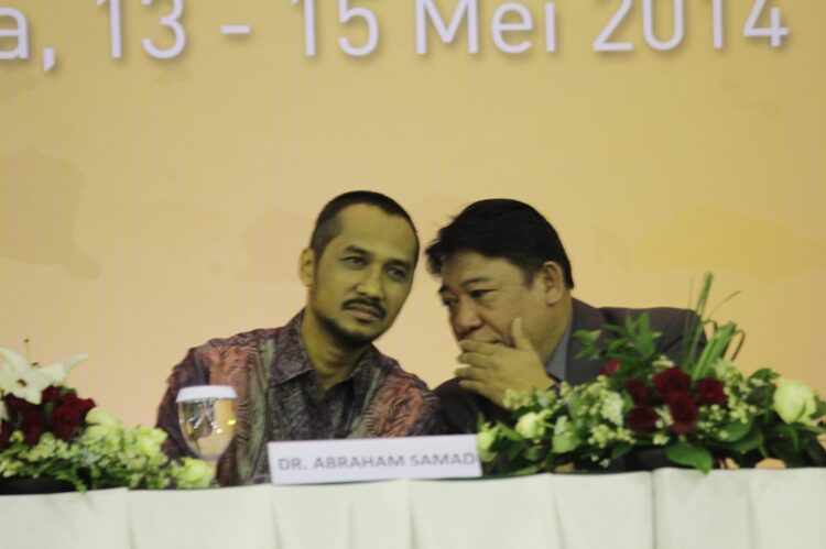 Ketua KPK Dr Abraham Samad kiri menjadi narasumber pada Rapimnas LDII 2014 di Balai Kartini Jakarta Kamis 1552014 Dalam pemaparannya ia menegaskan pentingnya pemberantasan korupsi demi memperkuat daya saing dan kemandirian bangsa Foto LINES Jatim