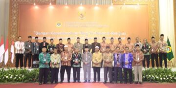 Peserta dan jajaran pengurus berfoto bersama pada penutupan Rapimnas LDII 2014 di Balai Kartini Jakarta Kamis 1552014 Foto LINES Jatim