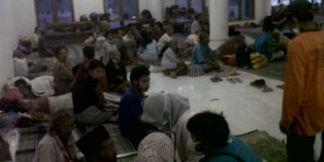 Warga terdampak erupsi Gunung Kelud beristirahat di salah satu posko pengungsian LDII di Kediri Senin 1722014 Posko tersebut menampung ratusan pengungsi yang mengungsi akibat hujan abu dan dampak letusan Foto LINES Jatim