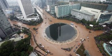 Hujan deras sejak pertengahan Januari menyebabkan sejumlah wilayah Jakarta terendam termasuk kawasan pusat kota seperti Bundaran HI dan Jalan Thamrin Jumat 1712014 Foto LINES Jatim