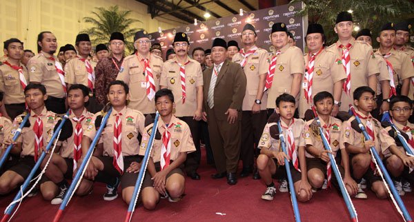 LDIIBentukSakoPramukaSPN | LDII JAWA TIMUR Pengurus LDII berfoto bersama anggota Satuan Komunitas Sako Sekawan Persada Nusantara pada Rapimnas LDII 2014 di Jakarta Sako yang dikenal sebagai Pramuka LDII ini dibentuk untuk membina generasi muda agar berkarakter mandiri dan religius Foto LINES