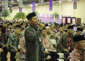 Peserta menyampaikan pandangan dalam rapat komisi pada hari ketiga Rapimnas LDII 2014 di Balai Kartini, Jakarta, Kamis (15/5). Foto: LINES