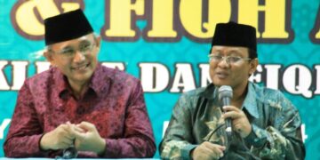 Dekan Fakultas Syariah dan Hukum UIN Sunan Ampel Dr H Sahid HM MAg kanan menyampaikan materi dalam Diklat Dai DPW LDII Jawa Timur di UIN Sunan Ampel Surabaya Sabtu 2452014 Foto LINES Jatim