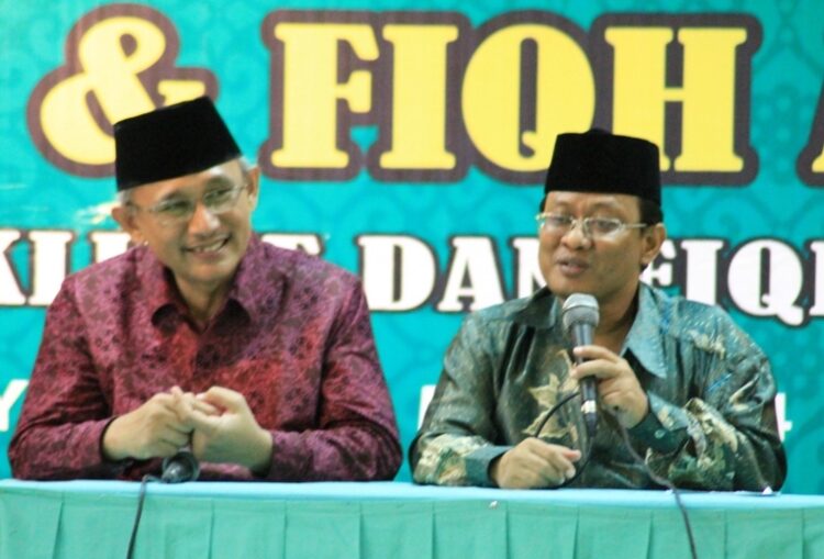 Chriswanto Sahid | LDII JAWA TIMUR Dekan Fakultas Syariah dan Hukum UIN Sunan Ampel Dr H Sahid HM MAg kanan menyampaikan materi dalam Diklat Dai DPW LDII Jawa Timur di UIN Sunan Ampel Surabaya Sabtu 2452014 Foto LINES Jatim