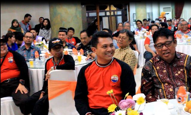 Ketua DPW LDII Prov Sulsel bercengkrama bersama Komandan KRI Banda Aceh 593 Letkol Laut (P) Edi Haryanto