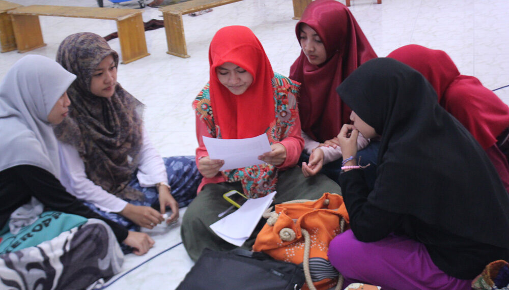 peserta pengajian mahasiswa dalam sesi diskusi | LDII JAWA TIMUR Kunci Prestasi: Bisa Mengatur Waktu dengan Baik