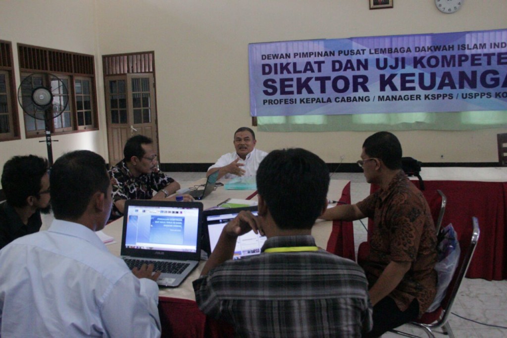 Diskusi peserta sebelum presentasi
