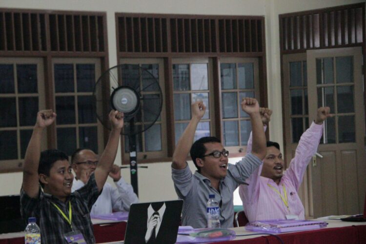 Kunci Sukses Presentasi: Semangat, Ekspresif, dan Interaktif