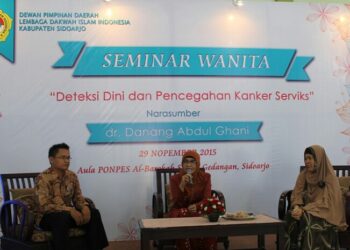 Dra. Ana Eko Prapti Jonathan di Seminar Wanita LDII "Deteksi Dini dan Pencegahan Kanker Serviks," 29 November 2015. Dok: LDII Sidoarjo.