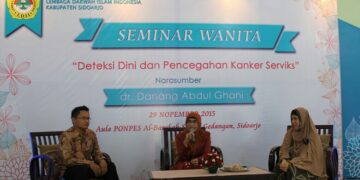 Dra Ana Eko Prapti Jonathan di Seminar Wanita LDII Deteksi Dini dan Pencegahan Kanker Serviks 29 November 2015 Dok LDII Sidoarjo