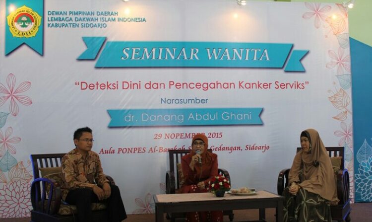 Dra Ana Eko Prapti Jonathan di Seminar Wanita LDII Deteksi Dini dan Pencegahan Kanker Serviks 29 November 2015 Dok LDII Sidoarjo