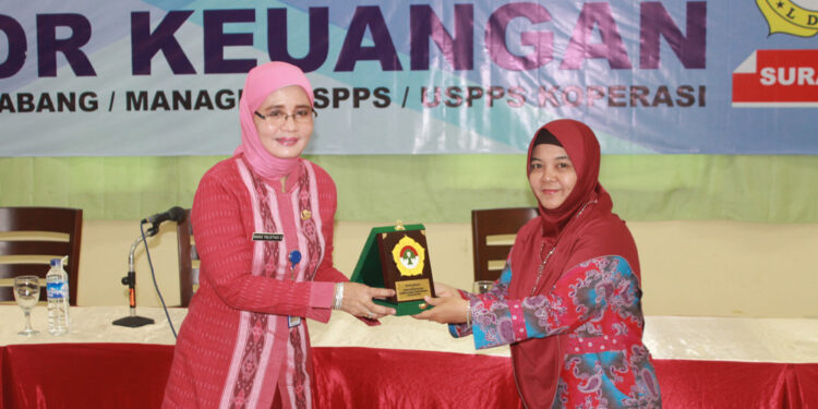 Dinas Koperasi Jawa Timur Kabid Fasilitas Pembiayaan dan Simpan Pinjam, Bagas Yulistyati Setiawan (kiri), menerima cinderamata di acara Pelatihan dan Ujian Sertifikasi Manager/Kepala Cabang Koperasi Syariah.