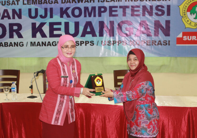 Dinas Koperasi Jawa Timur Kabid Fasilitas Pembiayaan dan Simpan Pinjam Bagas Yulistyati Setiawan kiri menerima cinderamata di acara Pelatihan dan Ujian Sertifikasi ManagerKepala Cabang Koperasi Syariah
