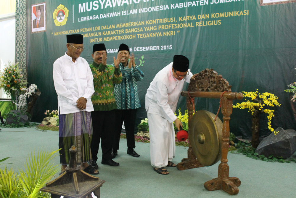 Pemukulan gong secara simbolis oleh Gus Ipul di penutupan Musda VIII LDII Kabupaten Jombang