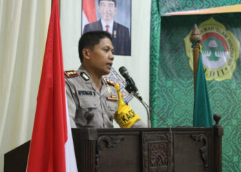 Kapolresta Mojokerto AKBP Nyoman Budiarja, S.I.K mengajak warga Lembaga Dakwah Islam Indonesia (LDII) agar netral aktif dan tidak mudah terpengaruh oleh bidang politik yang tidak diinginkan, 28 November 2015. Dok: Lines Jatim.