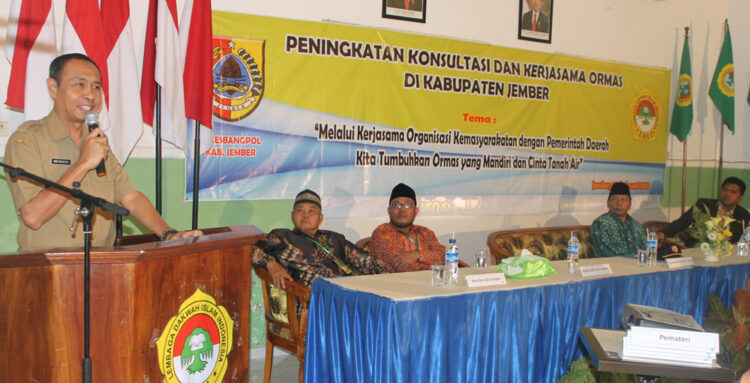 Kepala Bakesbangpol Kabupaten Jember, Widi Prasetya, saat membuka acara Peningkatan Konsultasi dan Kerjasama Ormas di Kantor DPD LDII Kabupaten Jember, Rabu (3/2).