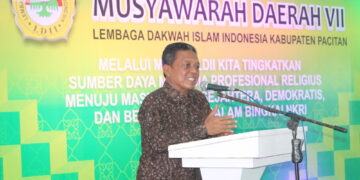 Bupati Kabupaten Pacitan Drs H Indartato MM membuka Musyawarah Daerah Musda VII Lembaga Dakwah Islam Indonesia LDII Kabupaten Pacitan yang diselenggarakan di Gedung PLUT KUMKM Pacitan Minggu 1422016