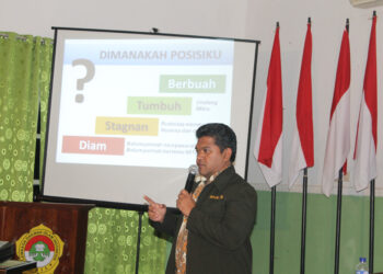 Sekretaris DPW LDII Provinsi Jawa Timur, Samsul Bakhtiar, AMd., memaparkan manajemen organisasi di Diklat Peningkatan Konsultasi dan Kerjasama Ormas di Kantor DPD LDII Kabupaten Jember, Rabu (3/2).