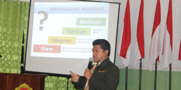 Sekretaris DPW LDII Provinsi Jawa Timur Samsul Bakhtiar AMd memaparkan manajemen organisasi di Diklat Peningkatan Konsultasi dan Kerjasama Ormas di Kantor DPD LDII Kabupaten Jember Rabu 32