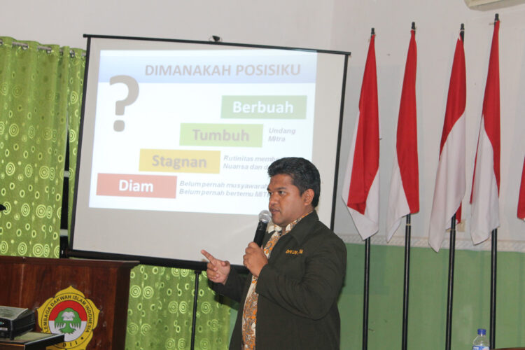 Sekretaris DPW LDII Provinsi Jawa Timur, Samsul Bakhtiar, AMd., memaparkan manajemen organisasi di Diklat Peningkatan Konsultasi dan Kerjasama Ormas di Kantor DPD LDII Kabupaten Jember, Rabu (3/2).