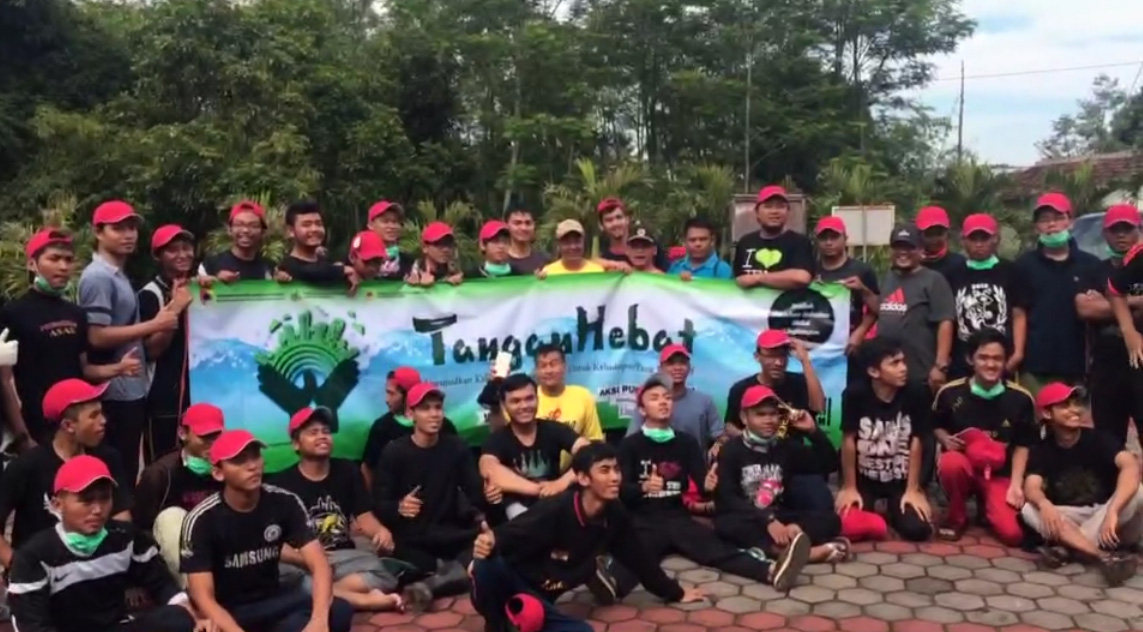 Santri PPM Syafi'ur Rohman Jember pada aksi Tangan Hebat.