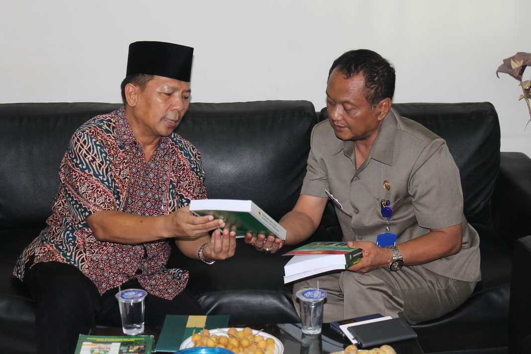 Ketua DPW LDII Jawa Timur Amien Adhy memberikan beberapa buku diantaranya Buku Hasil Munas VII LDII, Buku Legalitas LDII, Buku Pengurus LDII yang menjadi anggota MUI, Buku Himpunan Pengusaha LDII dan Buku Proxy War.
