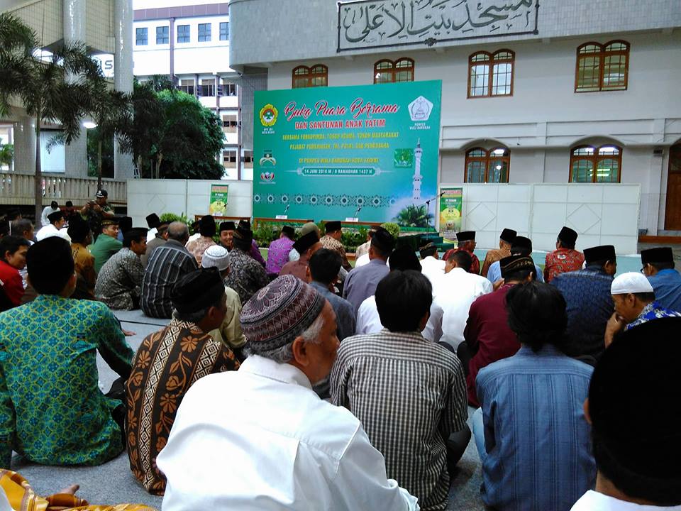 Pondok Pesantren Wali Barokah Kediri menggelar buka puasa bersama dan santunan anak yatim , Selasa (14/6).