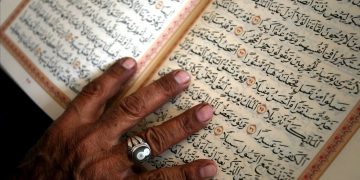 Foto ilustrasi membaca Alquran di bulan ramadhan Dok dailysabah