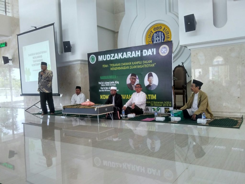 Ketua MUI Jatim, KH Abdusshomad Buchori saat membuka acara Mudzakarah Dai di Unair