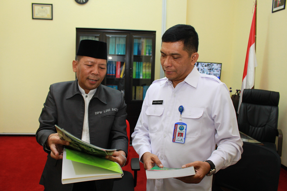 Ketua DPW LDII Provinsi Jawa Timur Drs. Ec. H. M. Amien Adhy (kiri) memberikan buku Hasil Keputusan Munas VII LDII dan majalah Nuansa kepada Kepala BNNP Jawa Timur Brigjen Pol Drs. Amrin Remico, MM.