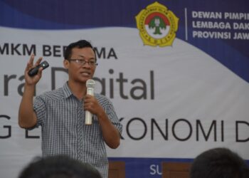 Wildan Bagus Wirawan dari Gapura Digital memaparkan strategi pemasaran digital dalam pelatihan UMKM DPW LDII Jawa Timur di Surabaya. Foto: LINES Jatim