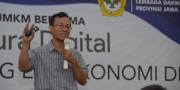 Wildan Bagus Wirawan dari Gapura Digital memaparkan strategi pemasaran digital dalam pelatihan UMKM DPW LDII Jawa Timur di Surabaya Foto LINES Jatim