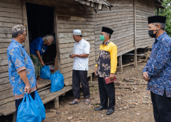 Pengurus LDII Tanah Laut menyerahkan paket sembako kepada warga terdampak Covid-19 di salah satu desa, sebagai bagian dari aksi sosial Ramadhan. Foto: LINES