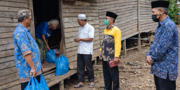 Pengurus LDII Tanah Laut menyerahkan paket sembako kepada warga terdampak Covid 19 di salah satu desa sebagai bagian dari aksi sosial Ramadhan Foto LINES