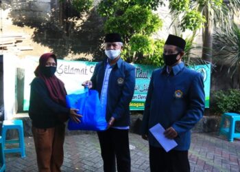 Pengurus LDII menyerahkan bantuan sembako kepada warga Grogol Utara, Sabtu (23/5), bagi yatim dan dhuafa terdampak Covid-19. Foto: LINES