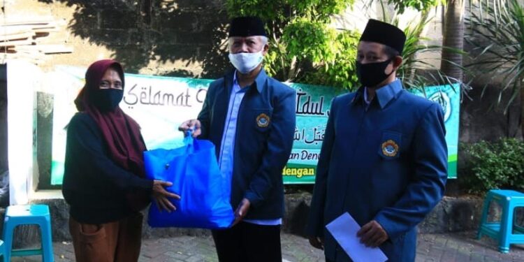 Pengurus LDII menyerahkan bantuan sembako kepada warga Grogol Utara Sabtu 235 bagi yatim dan dhuafa terdampak Covid 19 Foto LINES