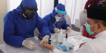 Ketua DPW LDII Jawa Timur Amien Adhy menjalani rapid test pada kegiatan tes massal di Surabaya Sabtu 136 Foto LINES Surabaya