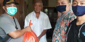 Relawan LDII Kotamobagu menyerahkan paket sembako kepada warga terdampak Covid 19 secara langsung ke rumah penerima Minggu 76 Foto LINES