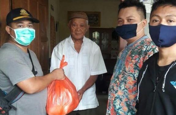 LDIIKotamobaguGerakkanWargaBantuSesama | LDII JAWA TIMUR Relawan LDII Kotamobagu menyerahkan paket sembako kepada warga terdampak Covid 19 secara langsung ke rumah penerima Minggu 76 Foto LINES